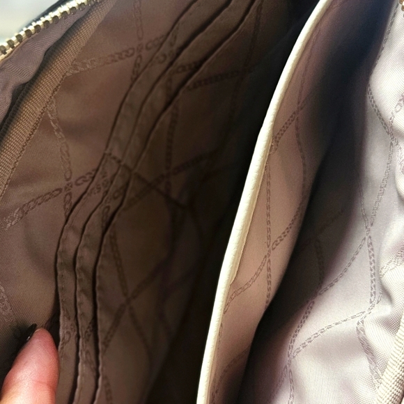 Michael Kors Jet Set Signature Leather Clutch Crossbody Bag EUC Bag Charm - Picture 6 of 12